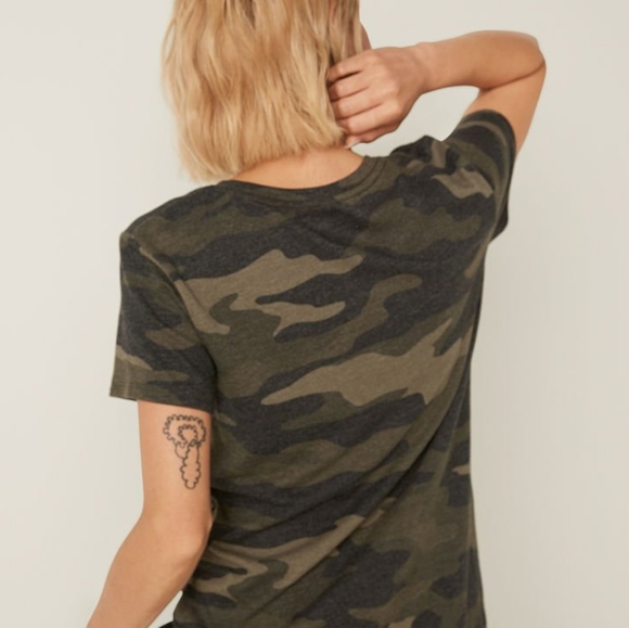 VS PINK Camo Everyday Crewneck Tee Sz: L - Picture 2 of 9